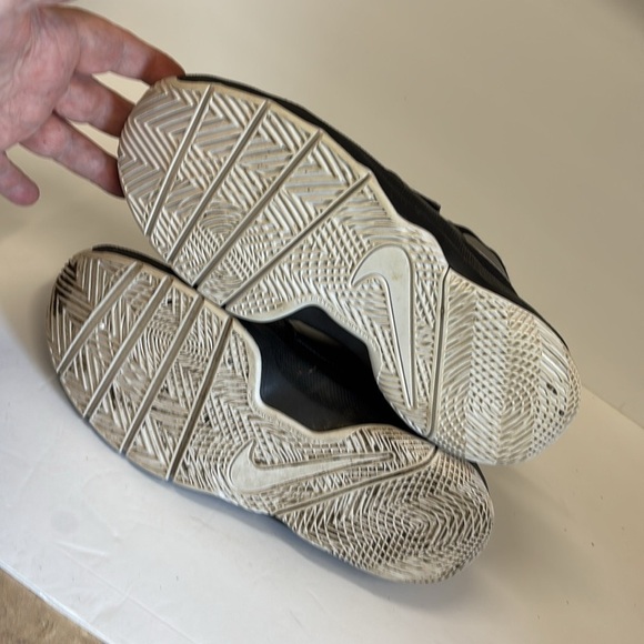 New Team Hustle D8 Athletic Shoes - Picture 7 of 9